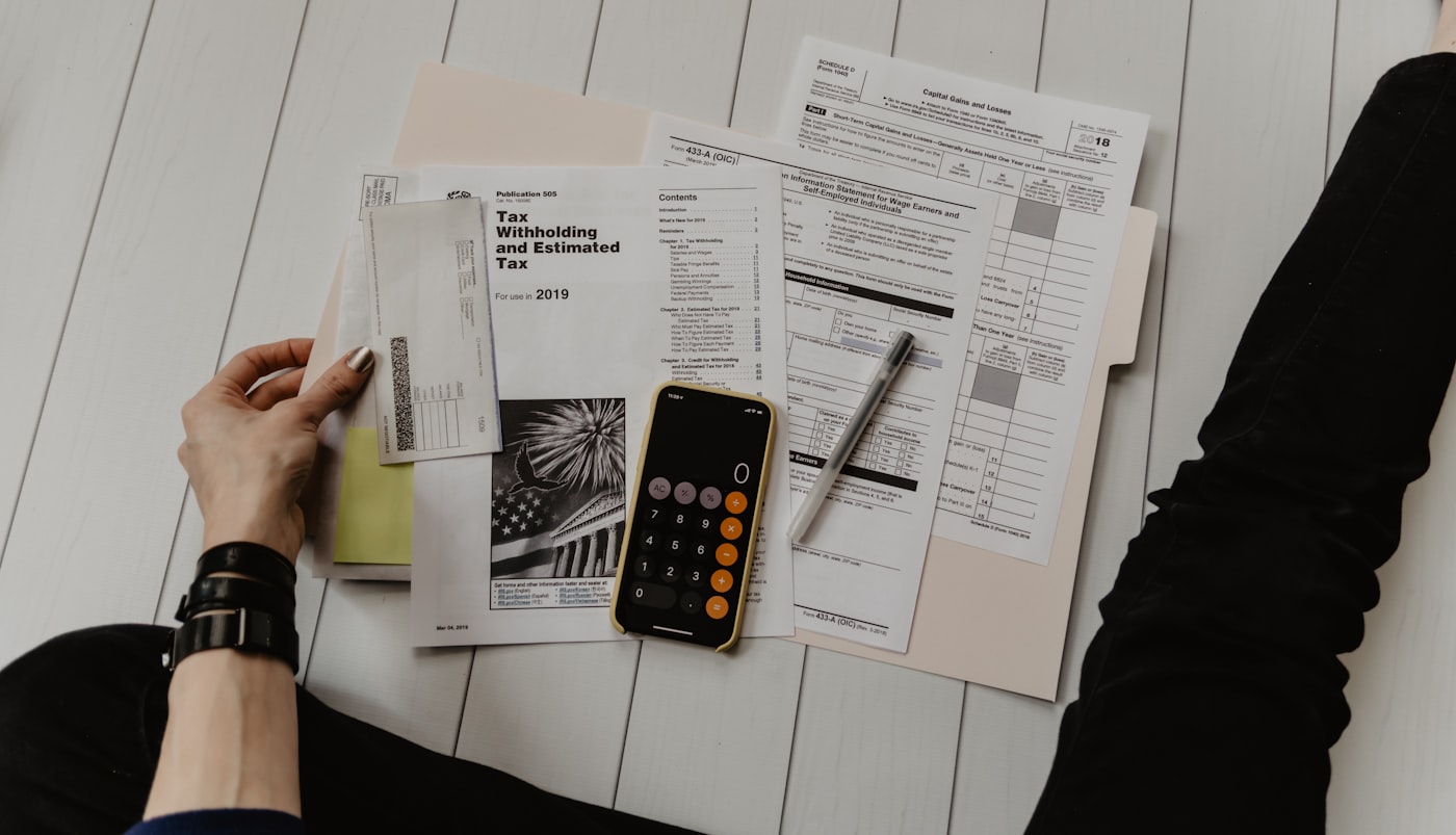 Mesa de trabalho com documentos fiscais e calculadora